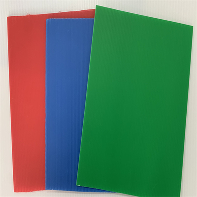 Le plastique ondulé par découpage libre couvre la couleur adaptée aux besoins du client par 4x8 1220 x 2440mm