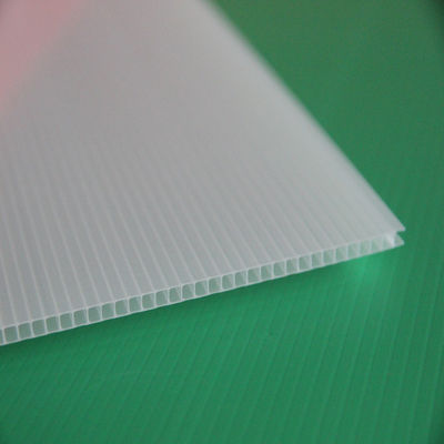 Le plastique ondulé blanc d'OEM couvre les feuilles en plastique de noyau de la cavité 4x8'